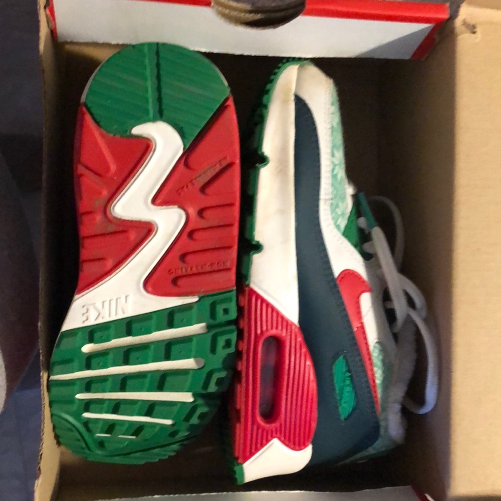Christmas air max kids size 13c. Only worn once.